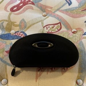 Oakley glasses case -never used. Glasses not included.